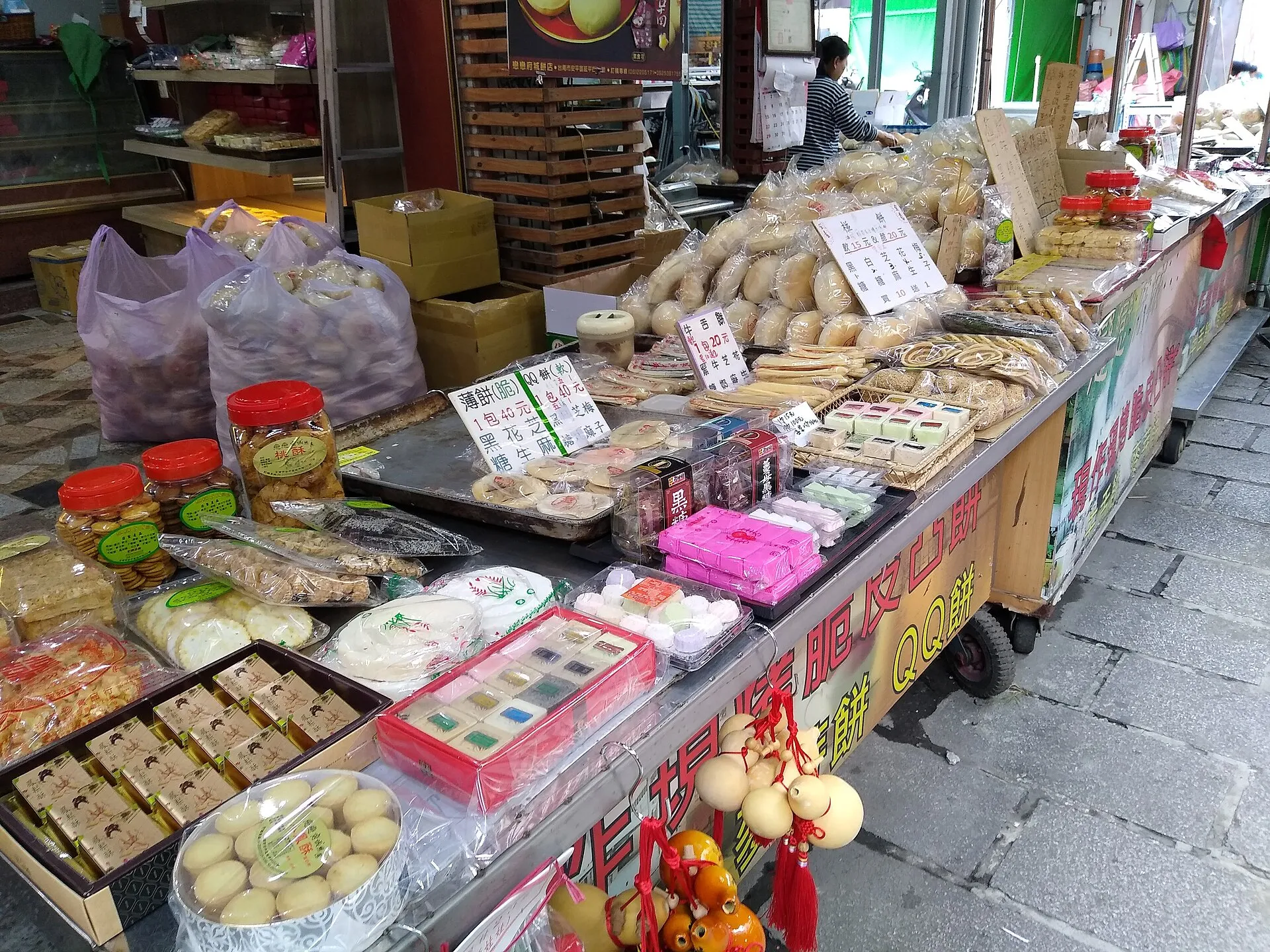 安平老街販售糕餅、蜜餞與傳統零食的攤位