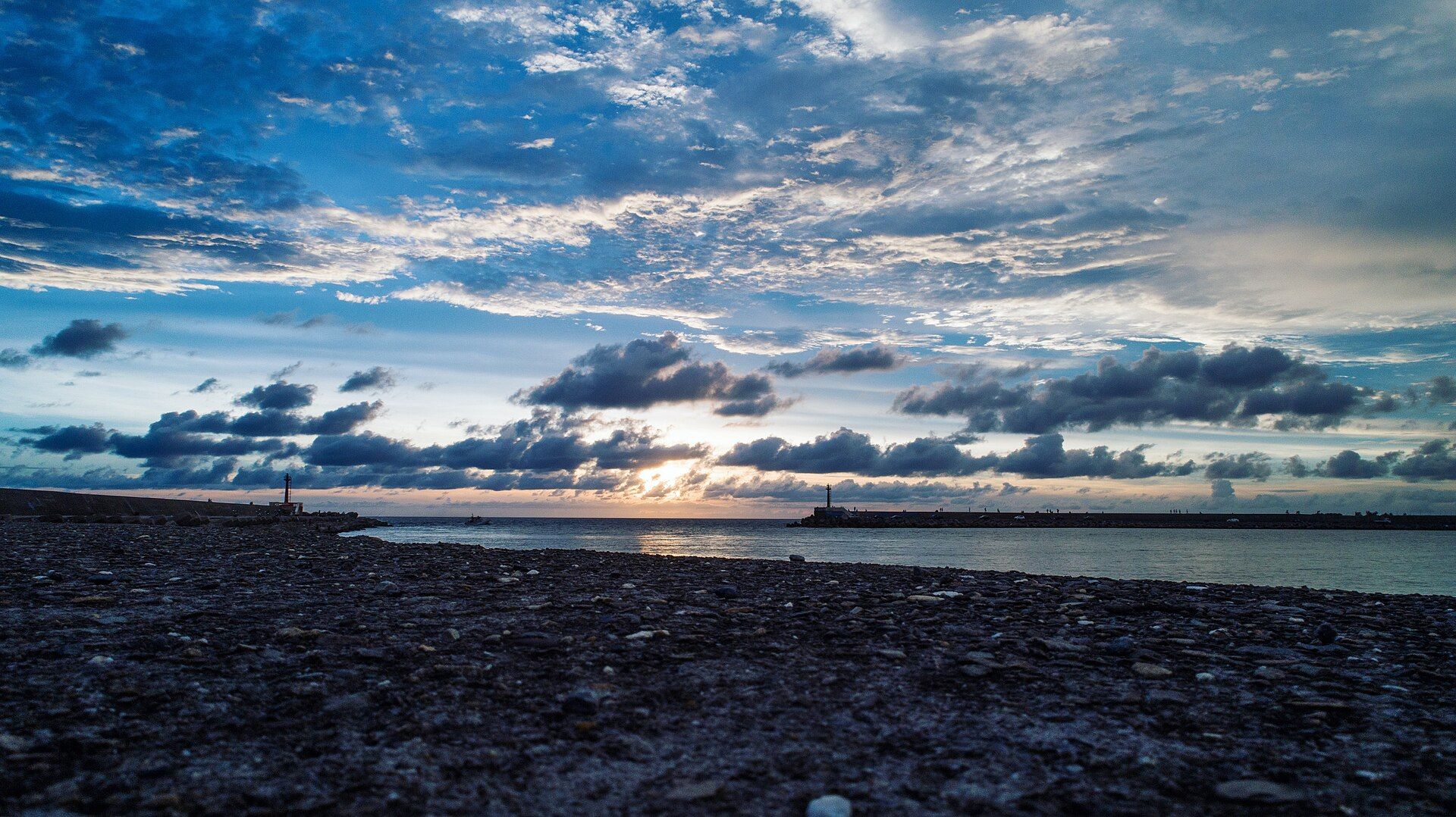 安平港北堤與臺灣海峽黃昏雲層